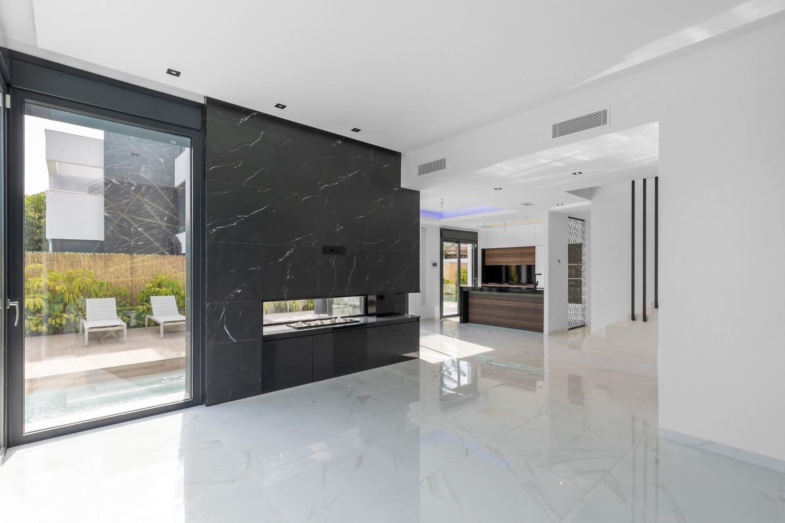 3 soveværelse Villa til salg i Torrevieja med swimmingpool - € 699.900 (Ref: 10030576)