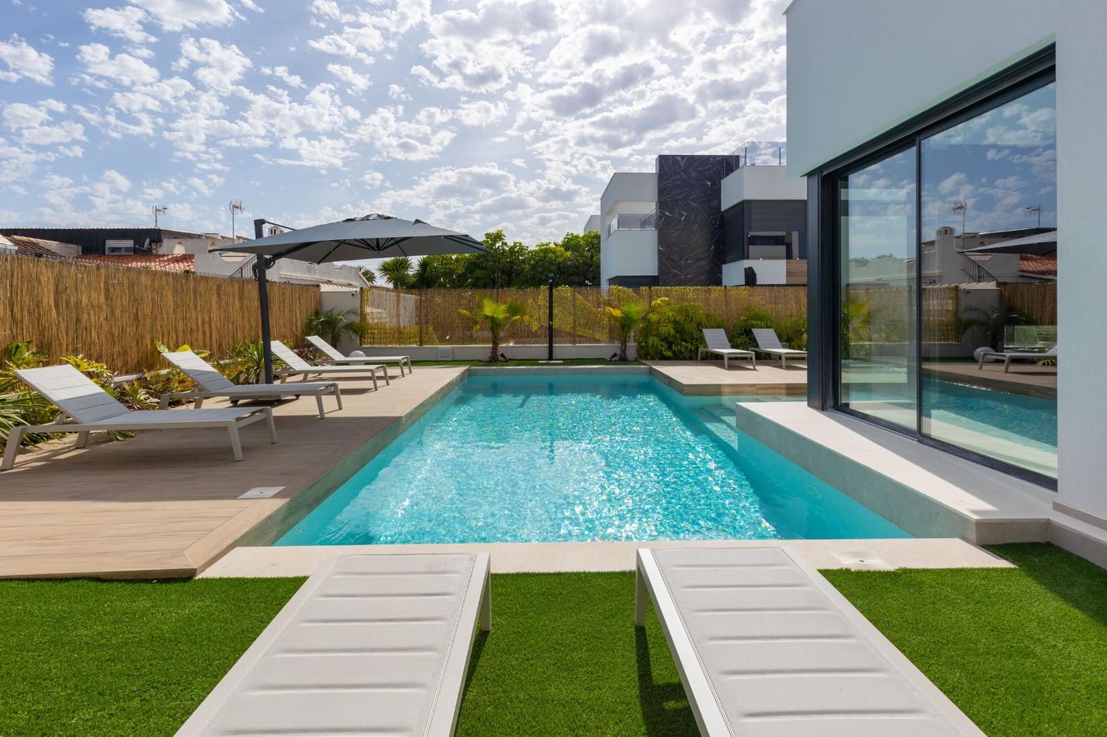3 soveværelse Villa til salg i Torrevieja med swimmingpool - € 699.900 (Ref: 10030576)