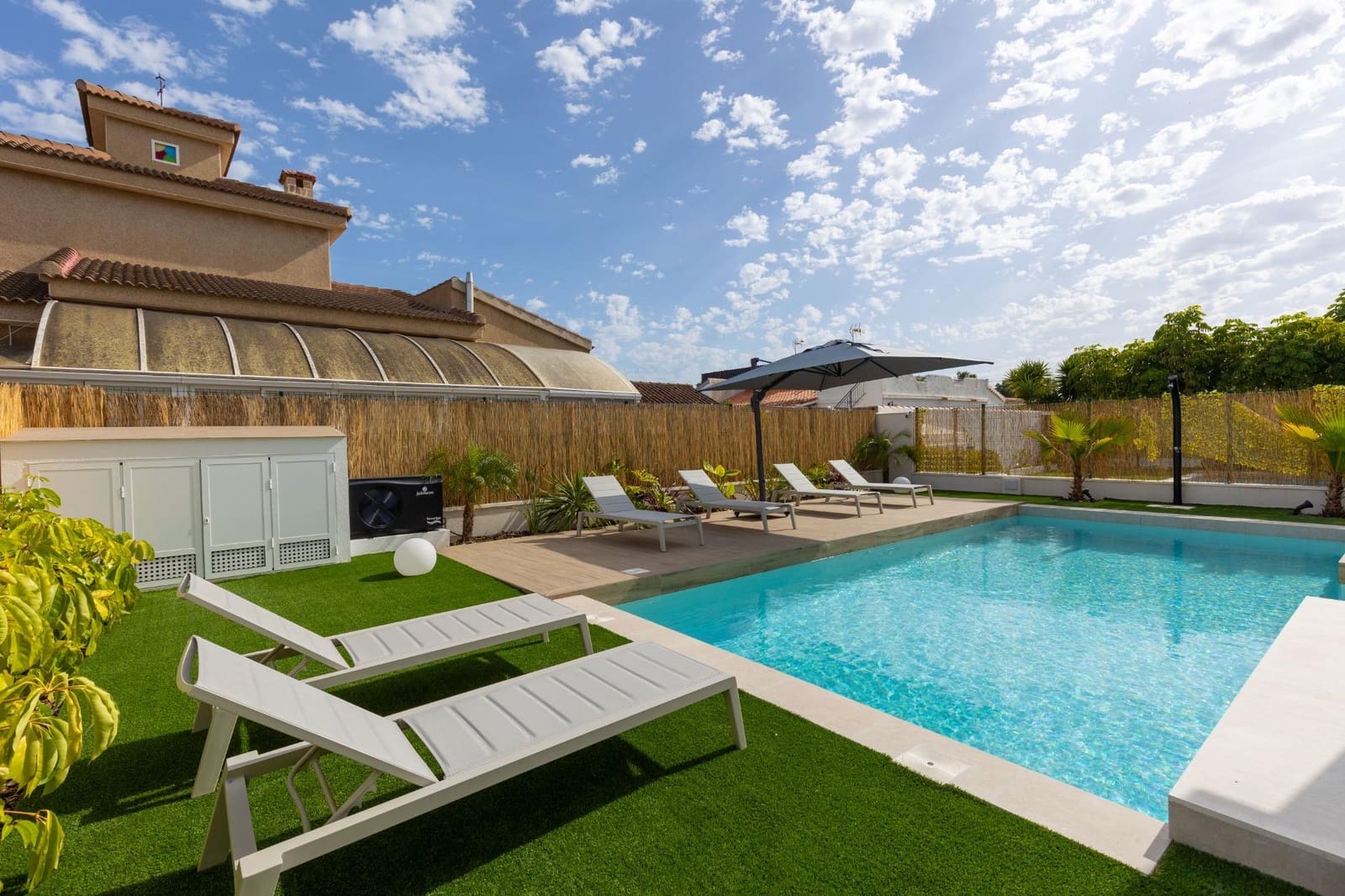 3 soveværelse Villa til salg i Torrevieja med swimmingpool - € 699.900 (Ref: 10030576)