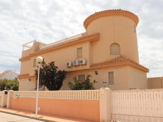 4 soverom Villa til salgs i La Manga del Mar Menor med svømmebasseng garasje - € 700 000 (Ref: 10030581)
