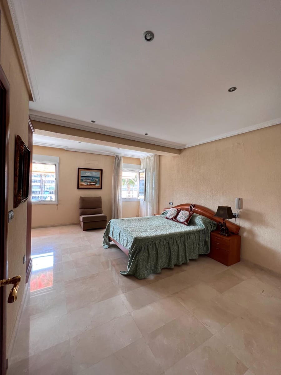 2 bedroom Apartment for sale in Torrevieja - € 550,000 (Ref: 10030586)