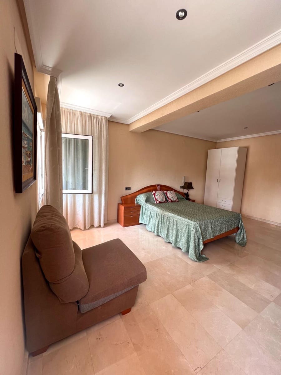 2 bedroom Apartment for sale in Torrevieja - € 550,000 (Ref: 10030586)