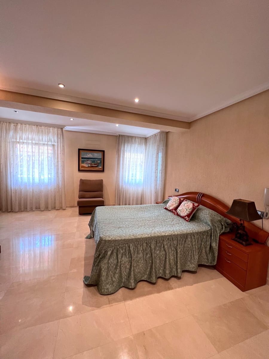 2 bedroom Apartment for sale in Torrevieja - € 550,000 (Ref: 10030586)