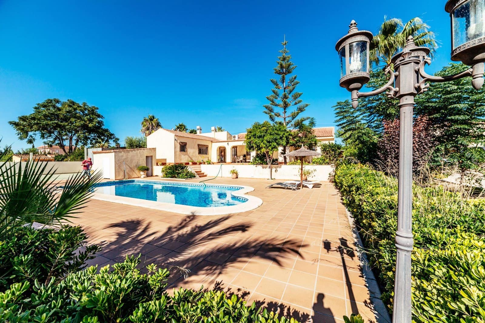 4 Zimmer Villa zu verkaufen in Los Montesinos mit Pool Garage - 1.050.000 € (Ref: 10030591)