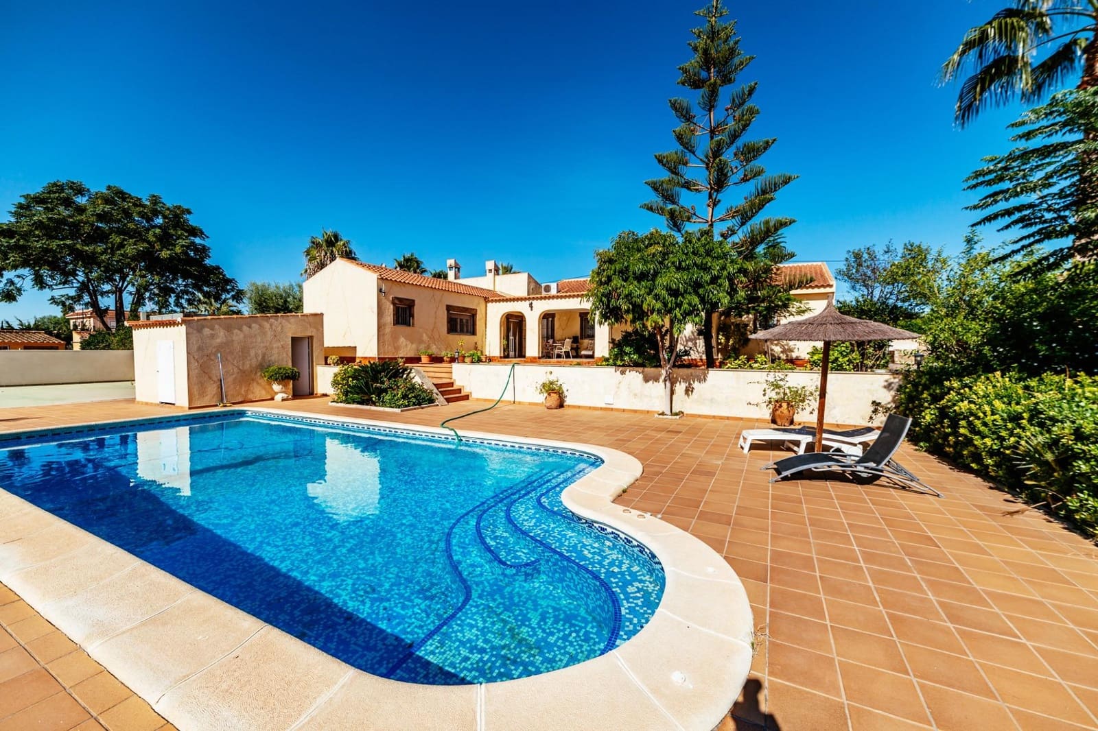 4 Zimmer Villa zu verkaufen in Los Montesinos mit Pool Garage - 1.050.000 € (Ref: 10030593)