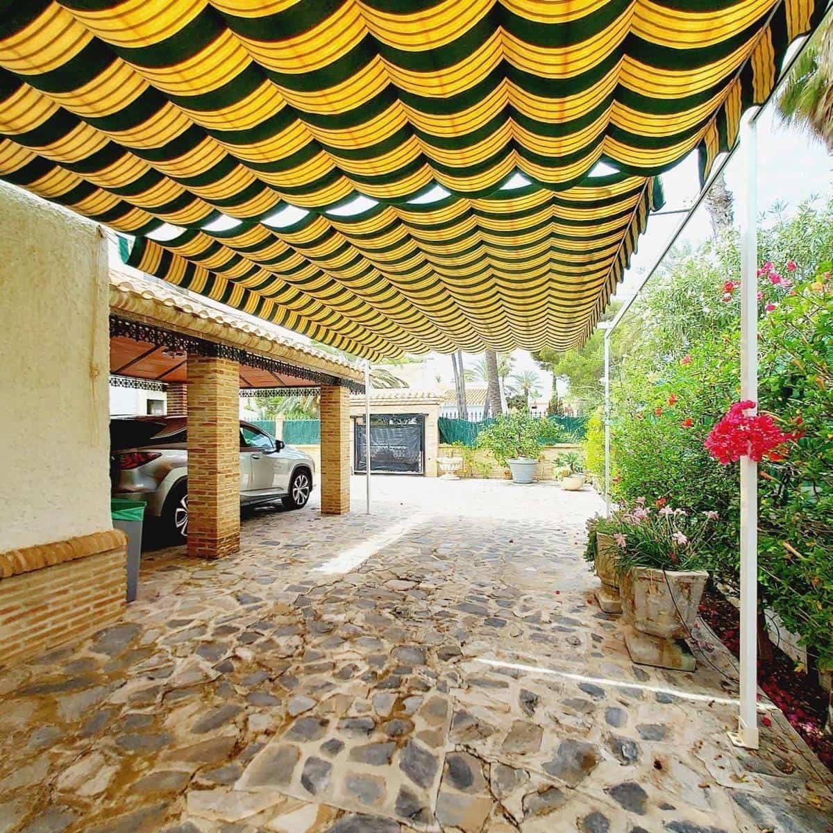 7 bedroom Villa for sale in Cabo Roig with pool garage - € 1,535,000 (Ref: 10030597)