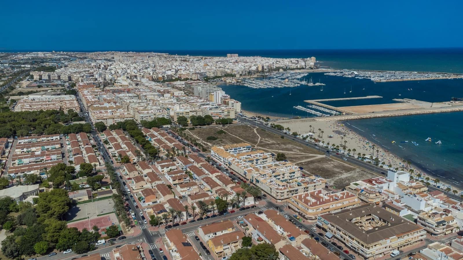 4 makuuhuone Rivitalo myytävänä paikassa Torrevieja - 215 500 € (Ref: 10089729)
