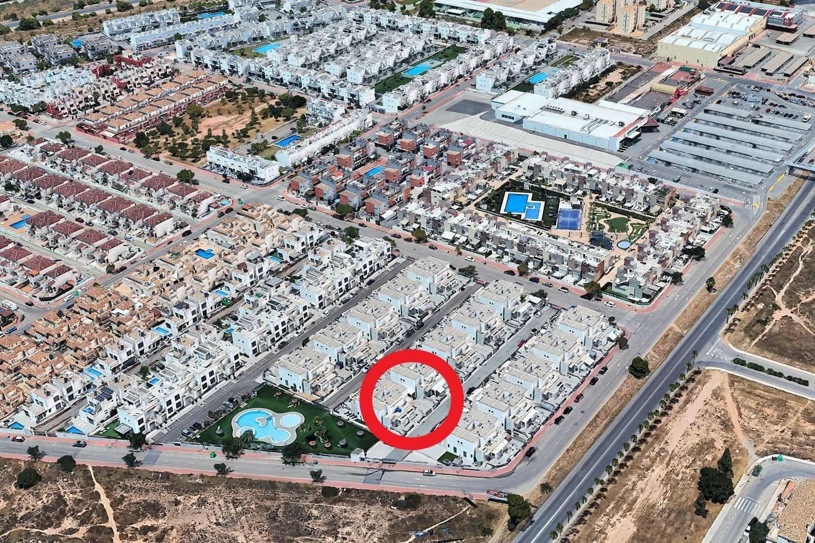 3 quarto Moradia em Banda para venda em Torrevieja com piscina garagem - 295 000 € (Ref: 10091257)