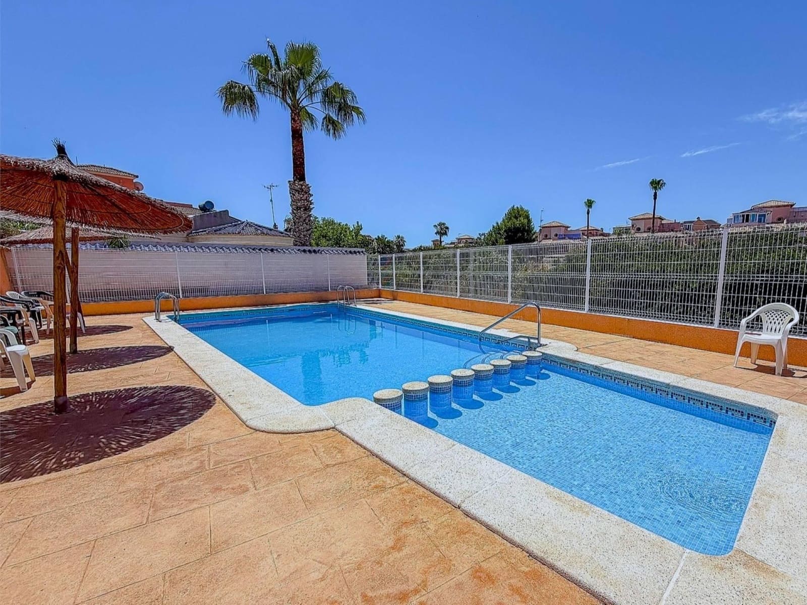 Adosado de 3 habitaciones en La Zenia en venta con piscina - 275.900 € (Ref: 10133409)