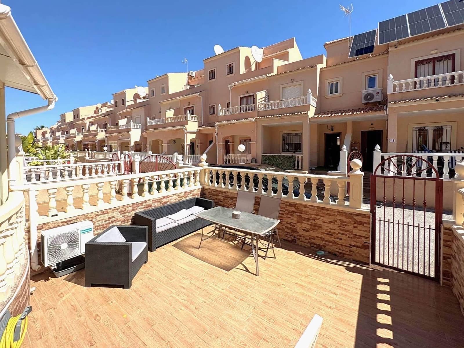 Adosado de 3 habitaciones en La Zenia en venta con piscina - 275.900 € (Ref: 10133409)