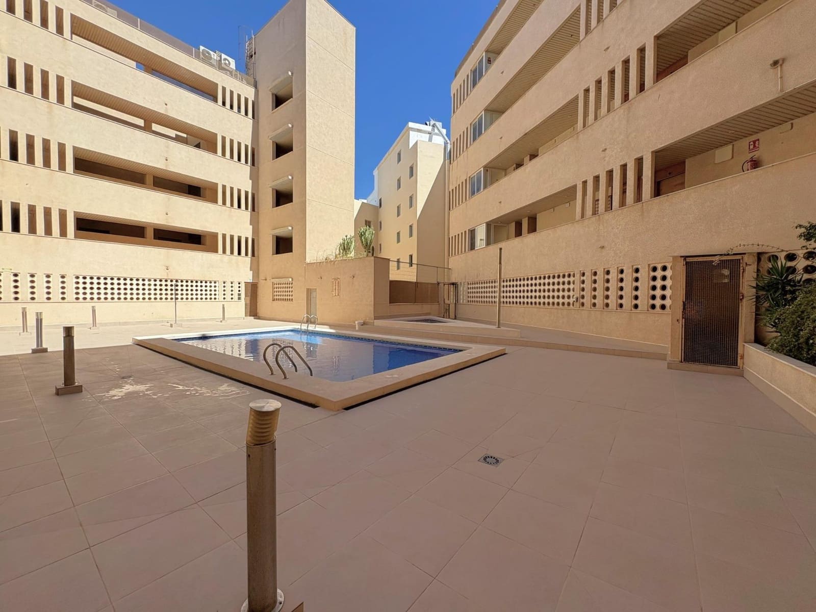 3 soveværelse Lejlighed til salg i Torrevieja med swimmingpool garage - € 399.999 (Ref: 10157925)