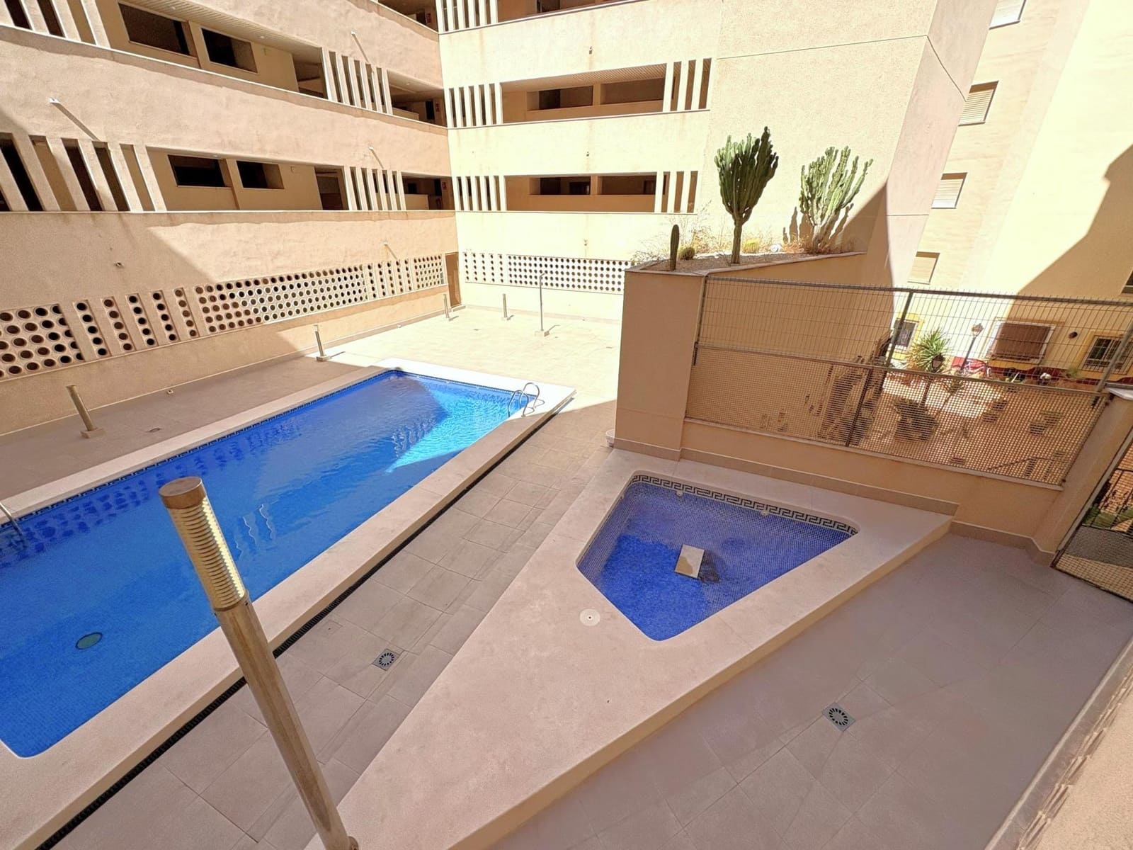 3 soveværelse Lejlighed til salg i Torrevieja med swimmingpool garage - € 399.999 (Ref: 10157925)