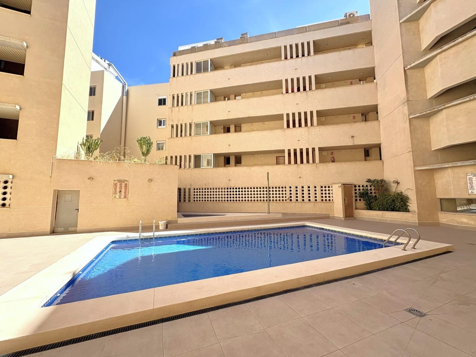 3 soveværelse Lejlighed til salg i Torrevieja med swimmingpool garage - € 399.999 (Ref: 10157925)