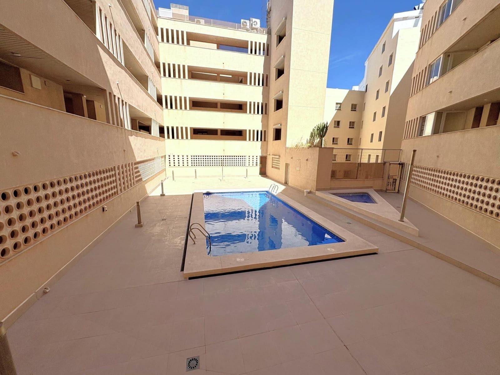 3 soveværelse Lejlighed til salg i Torrevieja med swimmingpool garage - € 399.999 (Ref: 10157925)