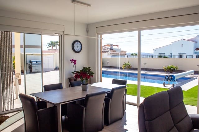 4 quarto Moradia para venda em El Chaparral - La Siesta - La Torreta, Torrevieja com piscina garagem - 780 000 € (Ref: 9871947)