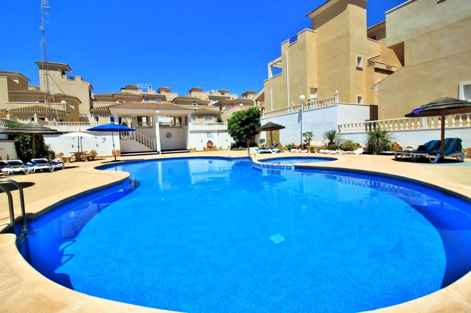 4 quarto Moradia Geminada para venda em San Miguel de Salinas com piscina - 249 000 € (Ref: 9871975)