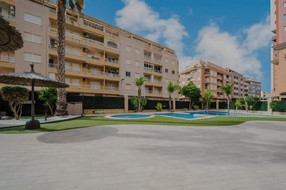 3 quarto Apartamento para venda em Torrevieja com piscina - 360 000 € (Ref: 9871979)