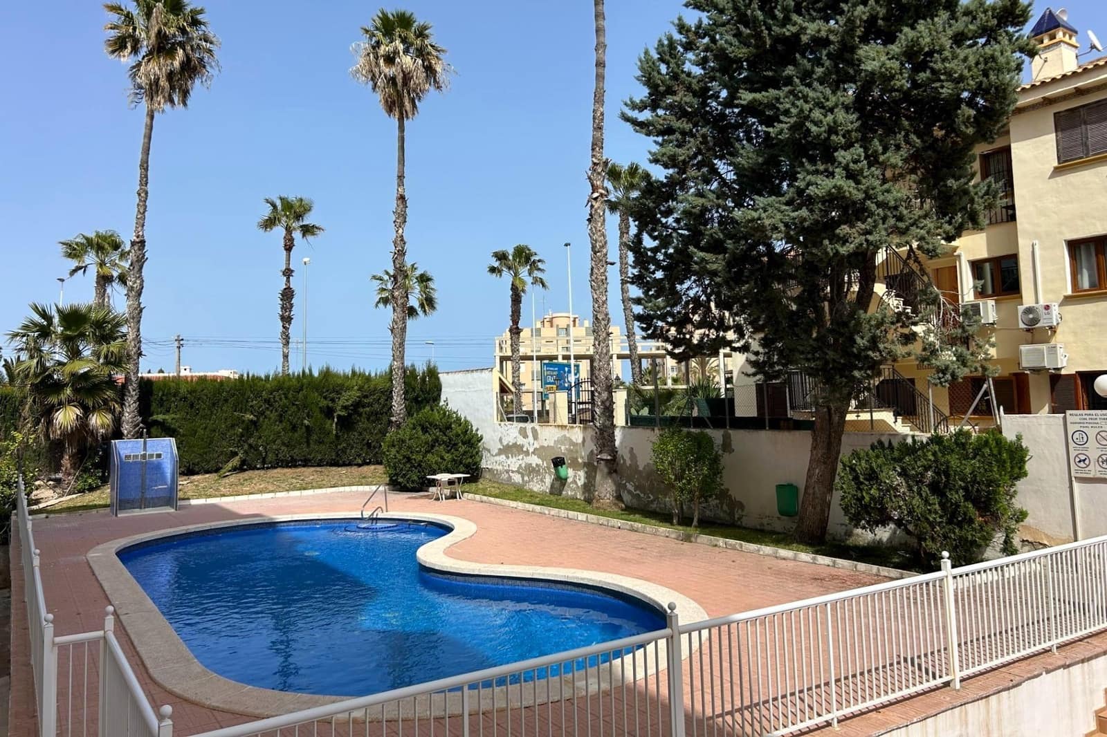 2 makuuhuone Huoneisto myytävänä paikassa Torrevieja mukana uima-altaan - 220 000 € (Ref: 9871986)