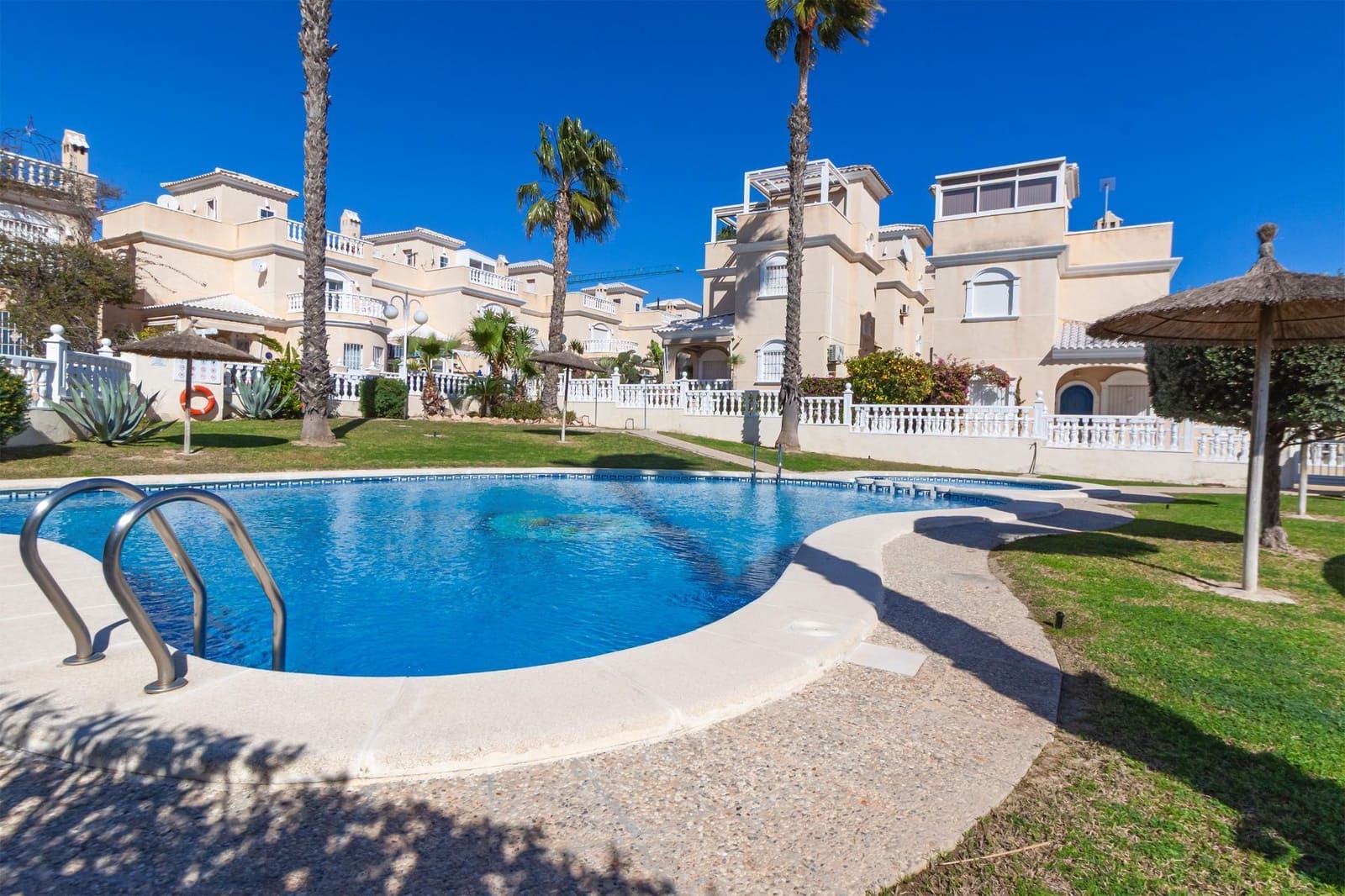 4 makuuhuone Huvila myytävänä paikassa Orihuela Costa mukana uima-altaan - 339 990 € (Ref: 9888967)
