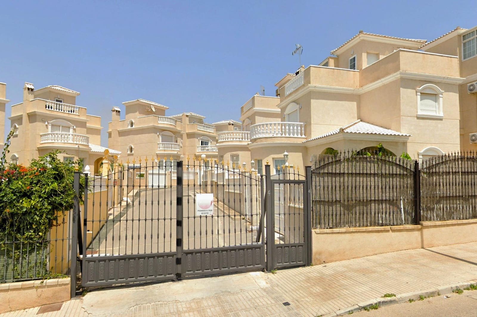 4 makuuhuone Huvila myytävänä paikassa Orihuela Costa mukana uima-altaan - 339 990 € (Ref: 9888967)
