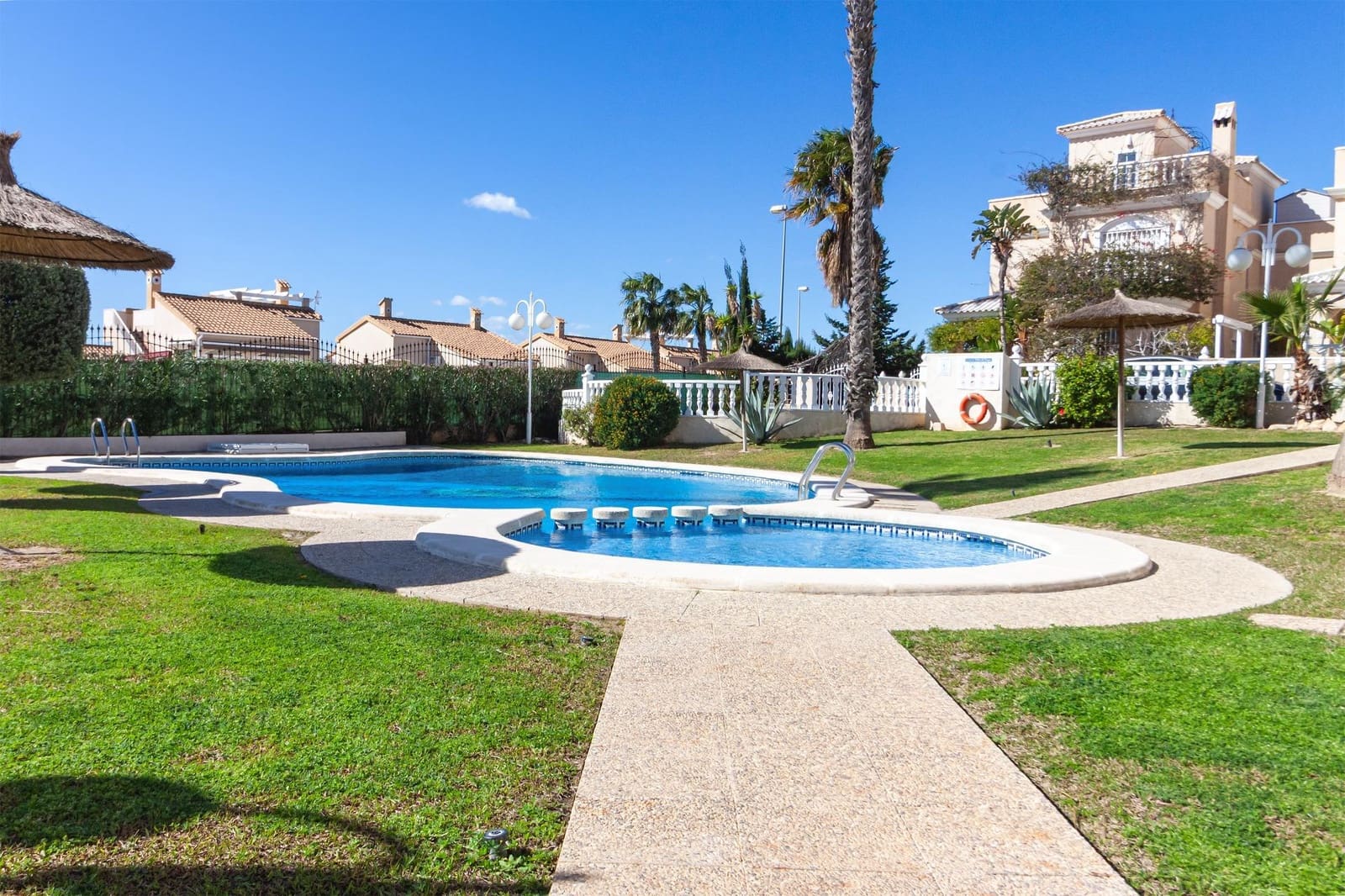 4 makuuhuone Huvila myytävänä paikassa Orihuela Costa mukana uima-altaan - 339 990 € (Ref: 9888967)