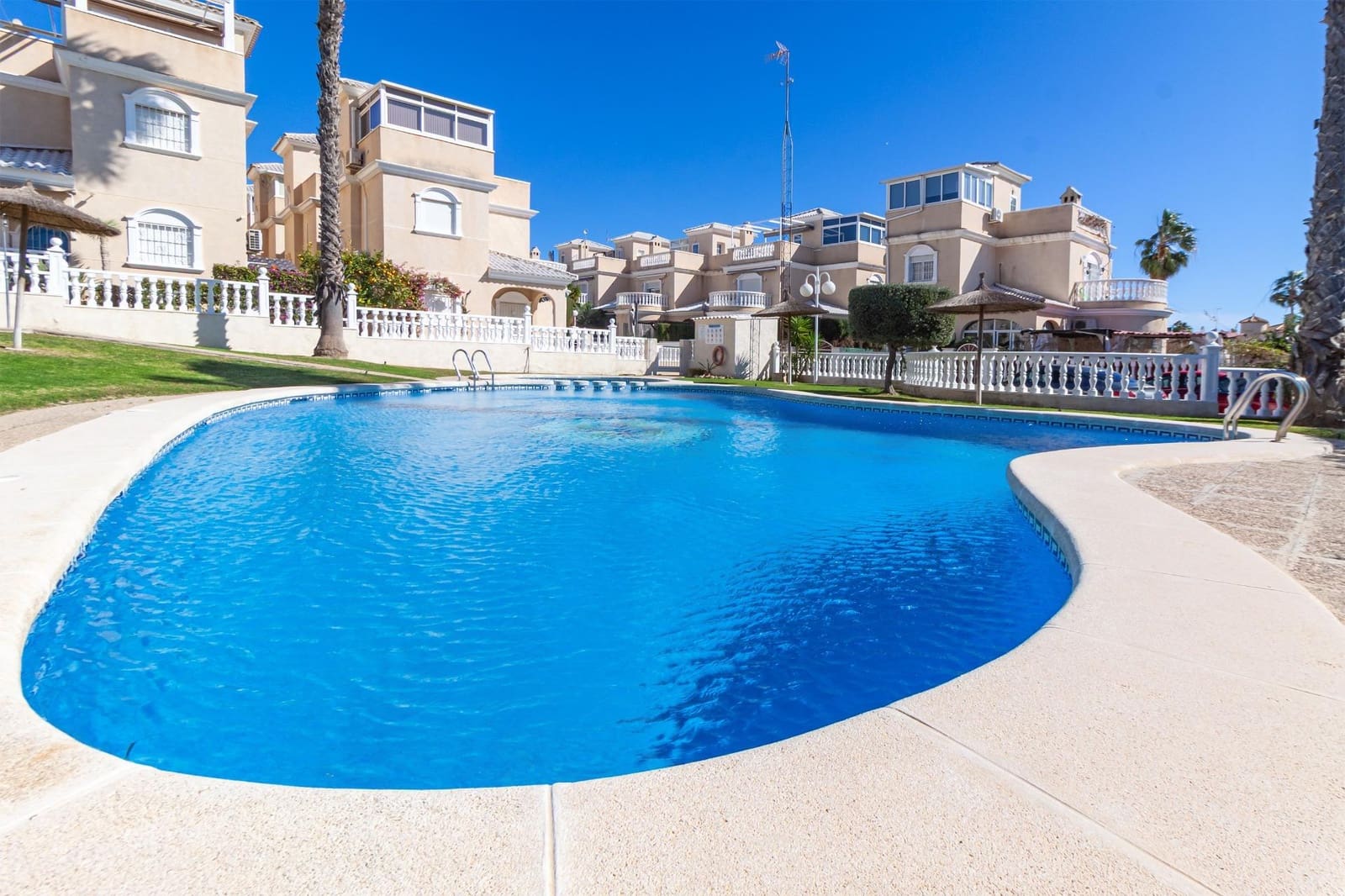 4 makuuhuone Huvila myytävänä paikassa Orihuela Costa mukana uima-altaan - 339 990 € (Ref: 9888967)