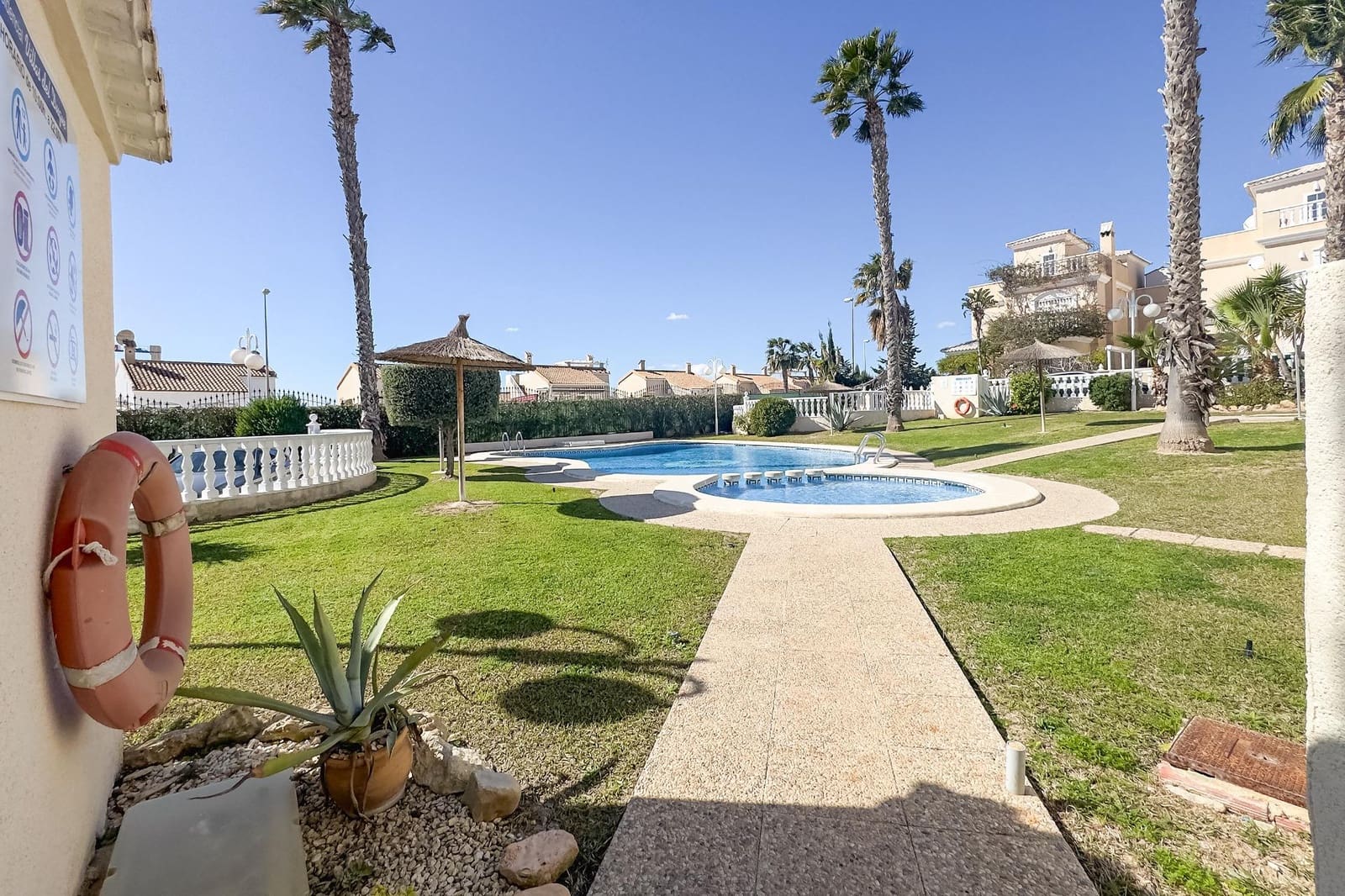4 makuuhuone Huvila myytävänä paikassa Orihuela Costa mukana uima-altaan - 339 990 € (Ref: 9888967)