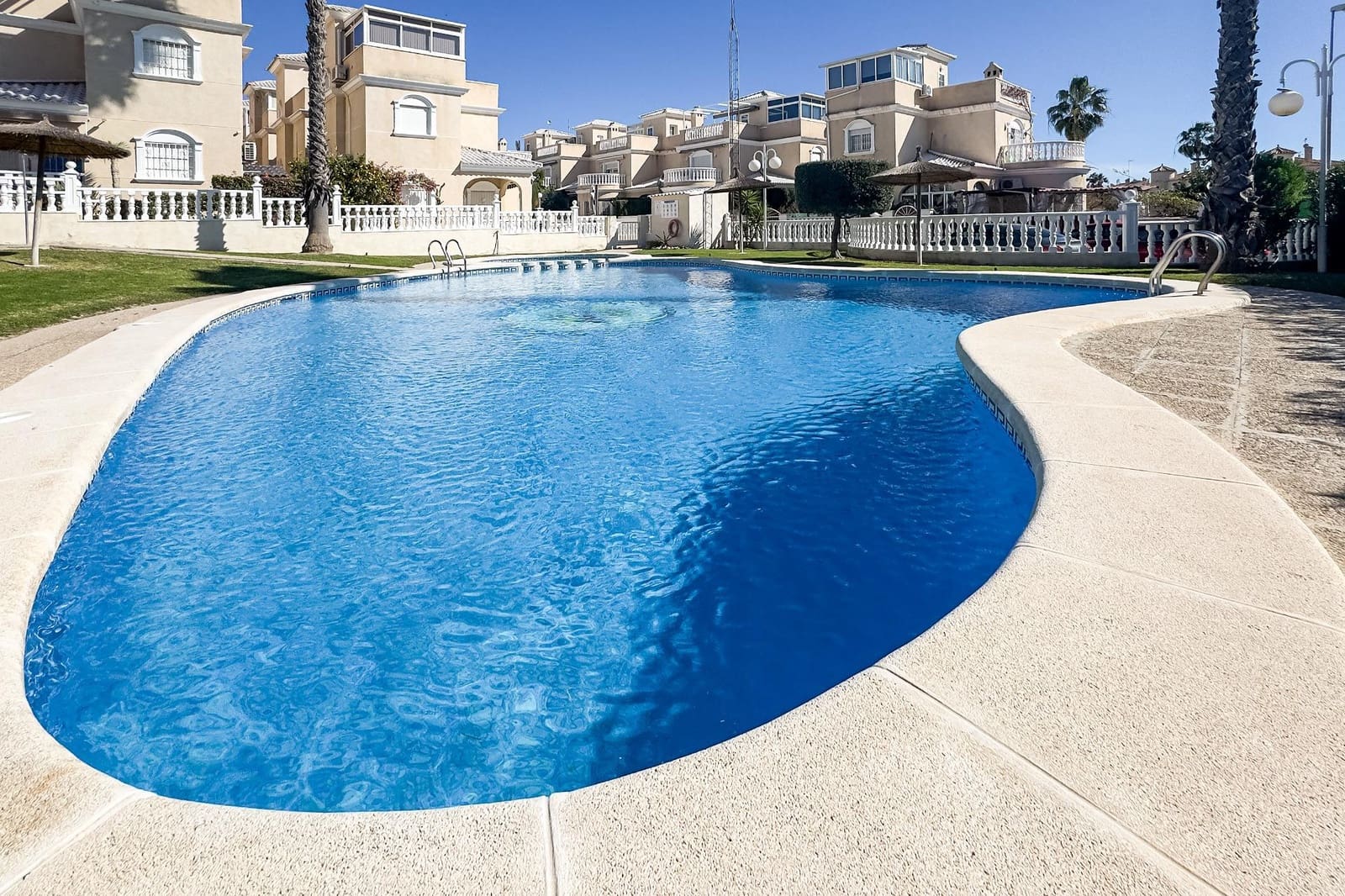 4 makuuhuone Huvila myytävänä paikassa Orihuela Costa mukana uima-altaan - 339 990 € (Ref: 9888967)