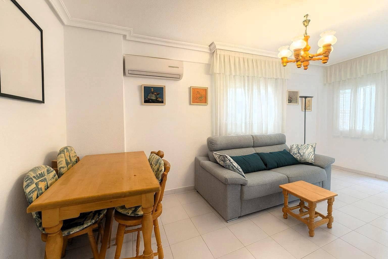 Apartamento de 2 habitaciones en Torrevieja en venta - 137.000 € (Ref: 9892329)