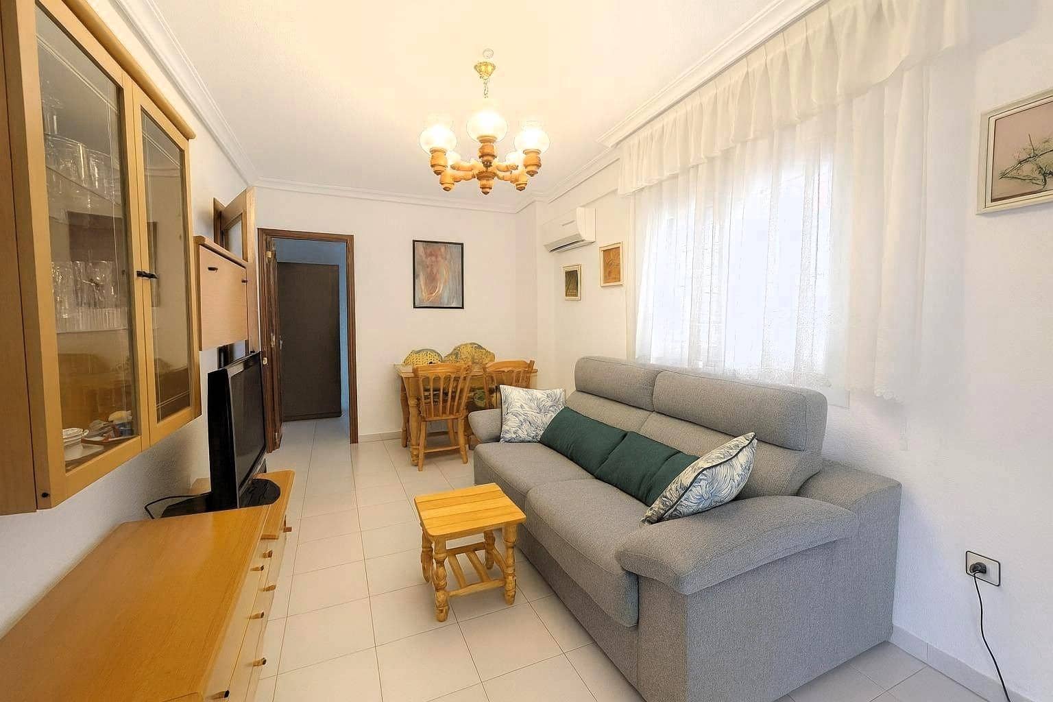 Apartamento de 2 habitaciones en Torrevieja en venta - 137.000 € (Ref: 9892329)