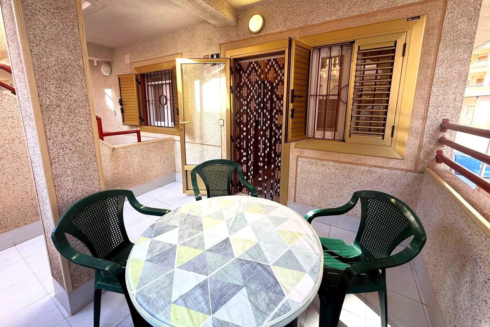 Apartamento de 2 habitaciones en Torrevieja en venta - 137.000 € (Ref: 9892329)