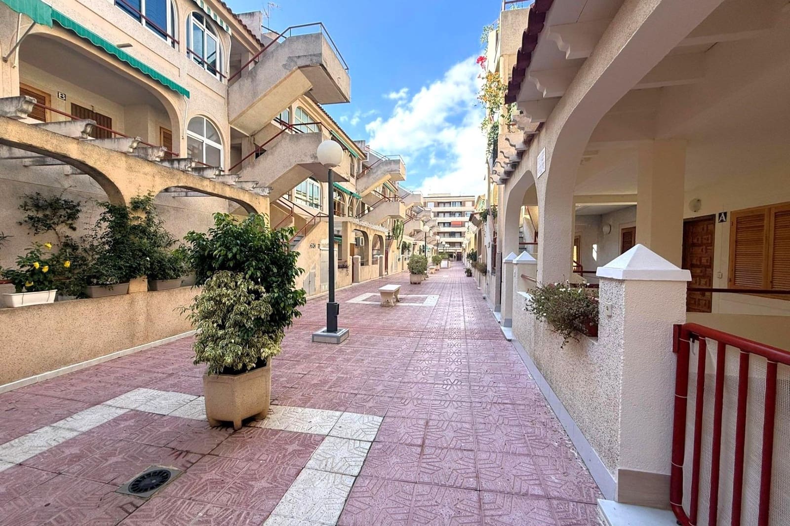 Apartamento de 2 habitaciones en Torrevieja en venta - 137.000 € (Ref: 9892329)
