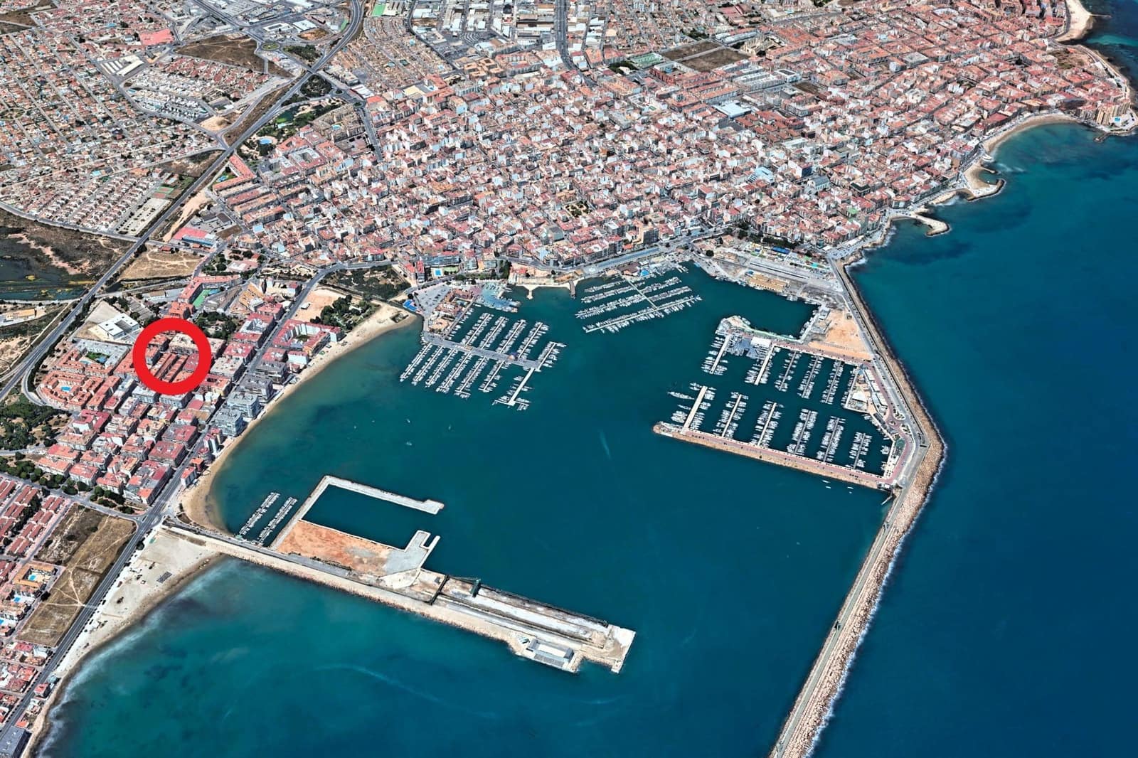 Apartamento de 2 habitaciones en Torrevieja en venta - 137.000 € (Ref: 9892329)