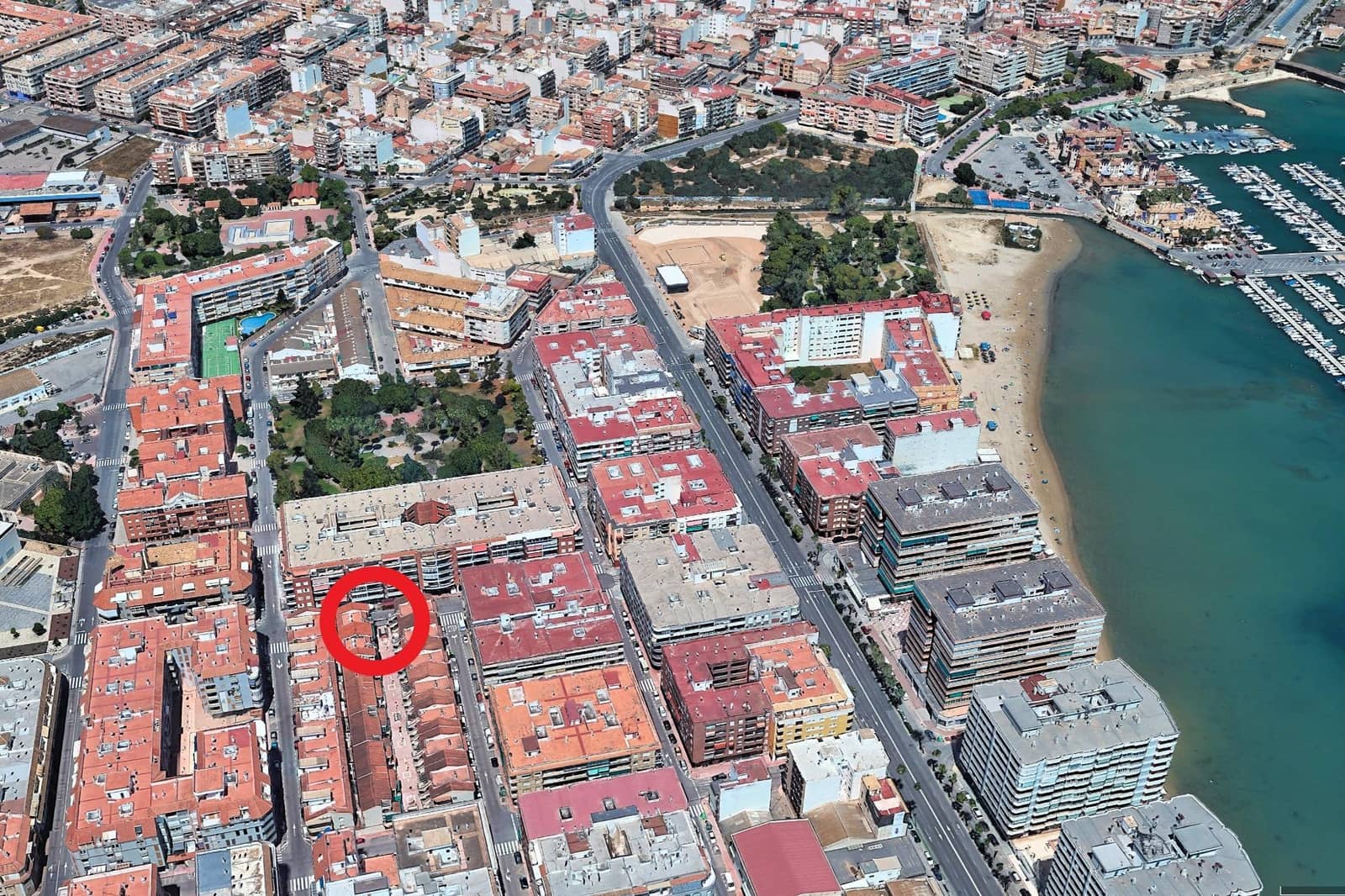 Apartamento de 2 habitaciones en Torrevieja en venta - 137.000 € (Ref: 9892329)