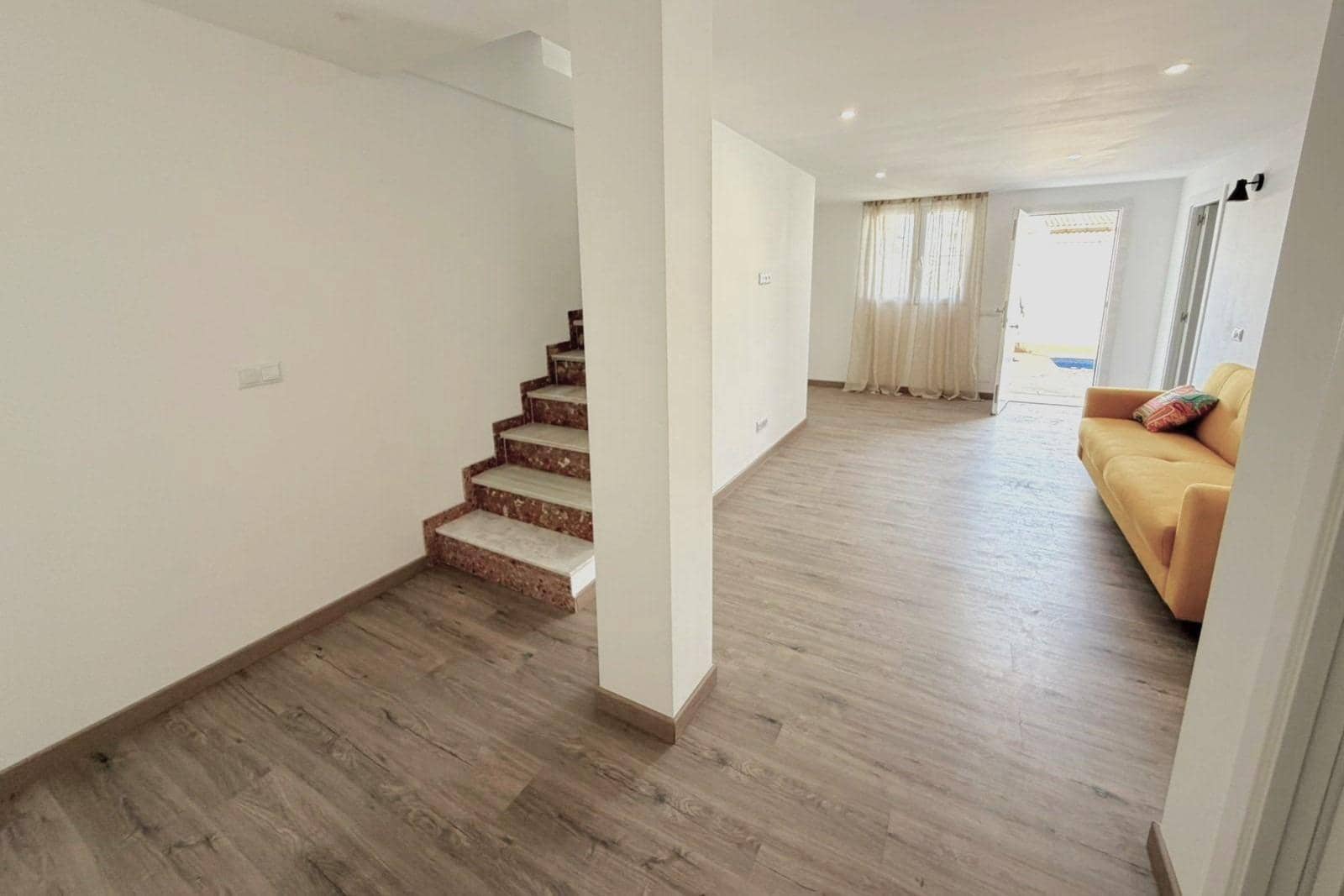 4 slaapkamer Rijtjeshuis te koop in Torrevieja met zwembad - € 369.000 (Ref: 9892333)