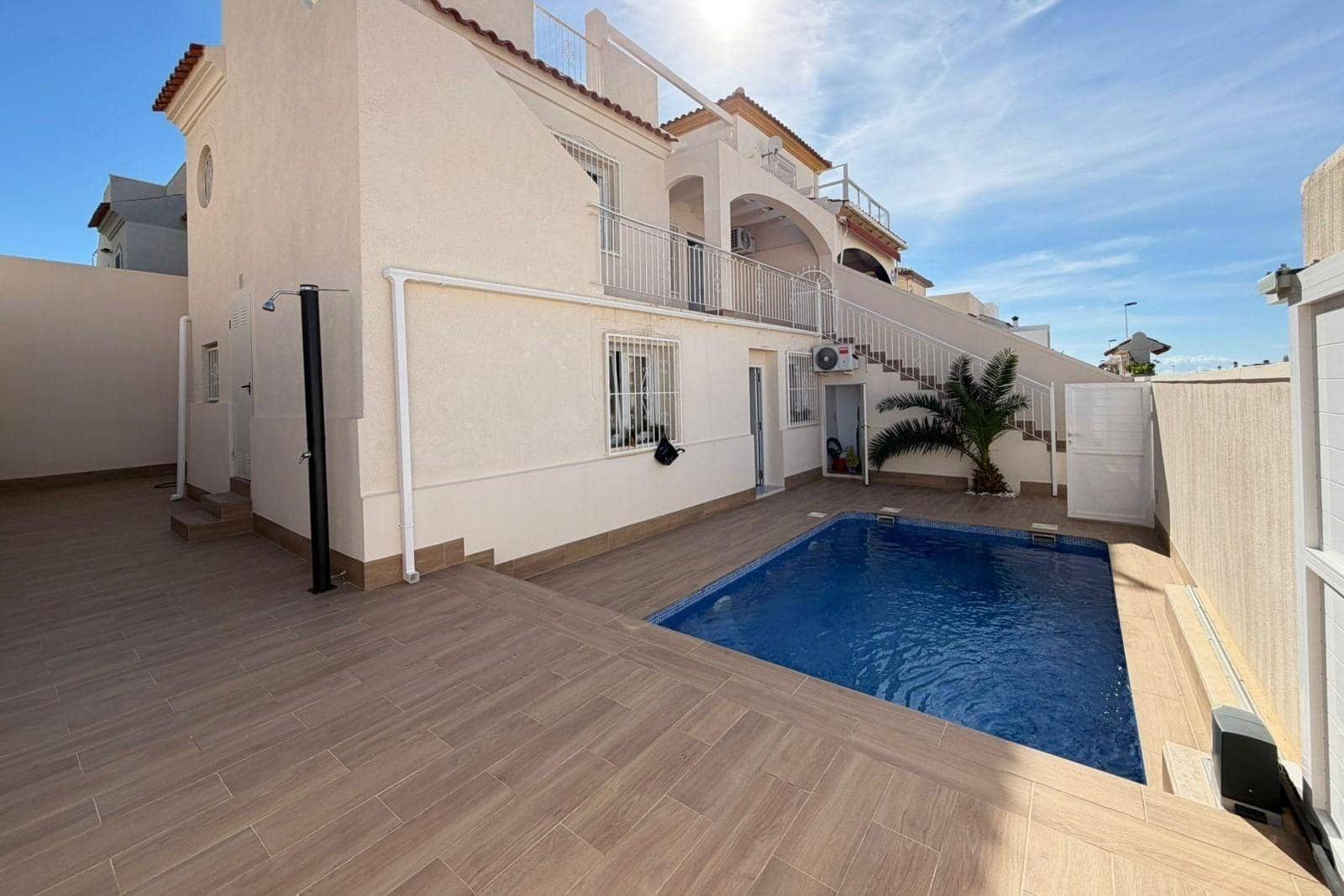 4 slaapkamer Rijtjeshuis te koop in Torrevieja met zwembad - € 369.000 (Ref: 9892333)