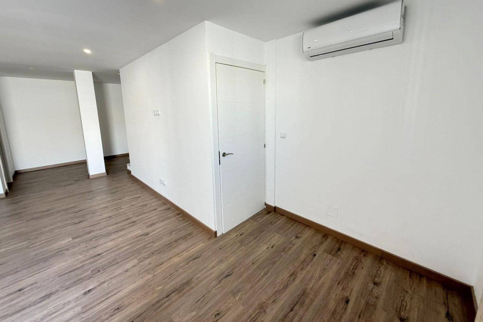 4 slaapkamer Rijtjeshuis te koop in Torrevieja met zwembad - € 369.000 (Ref: 9892333)