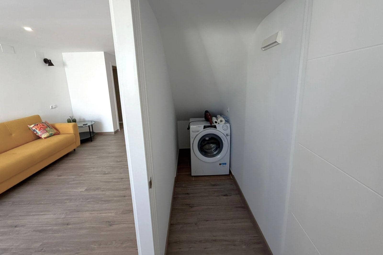 4 slaapkamer Rijtjeshuis te koop in Torrevieja met zwembad - € 369.000 (Ref: 9892333)