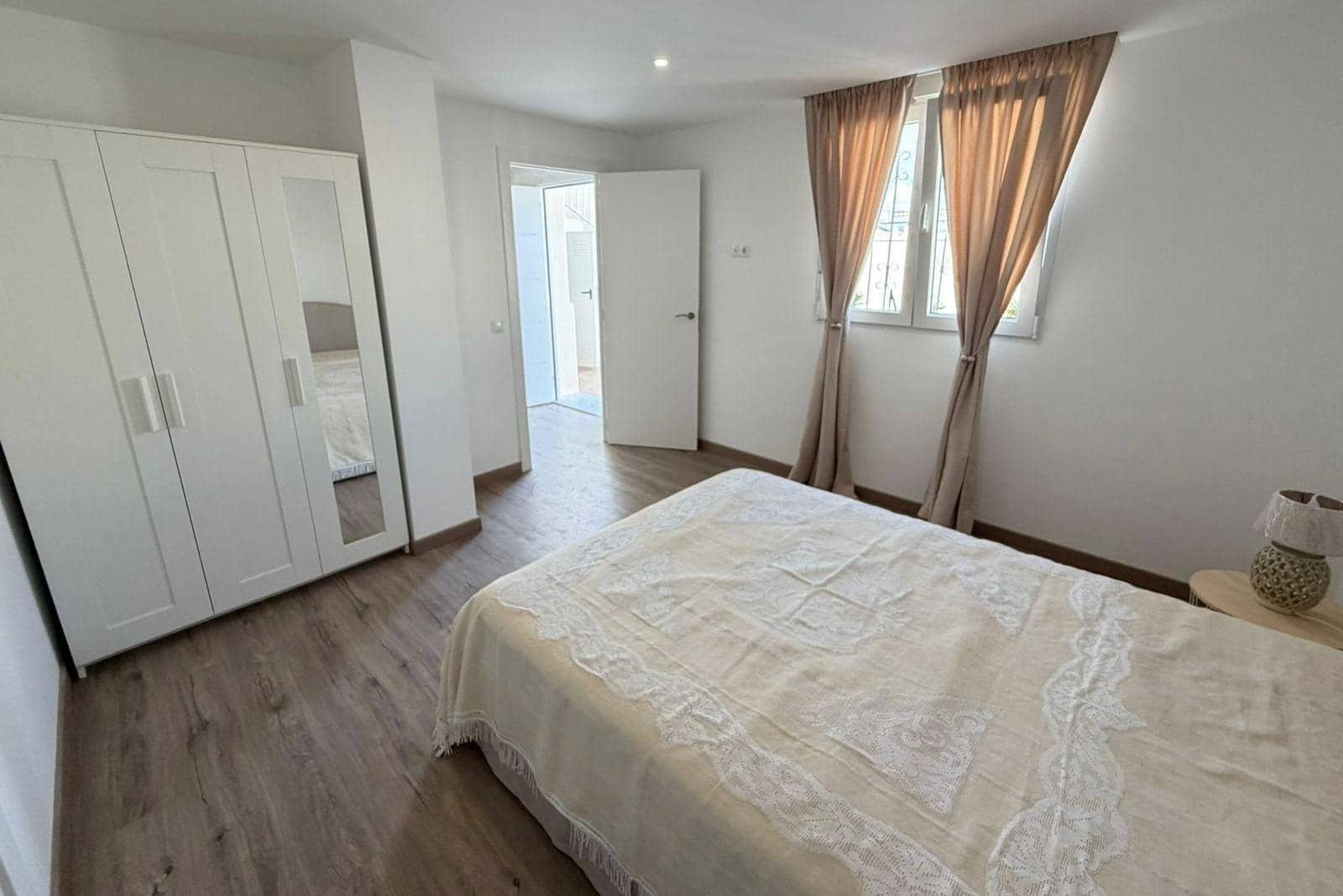 4 slaapkamer Rijtjeshuis te koop in Torrevieja met zwembad - € 369.000 (Ref: 9892333)