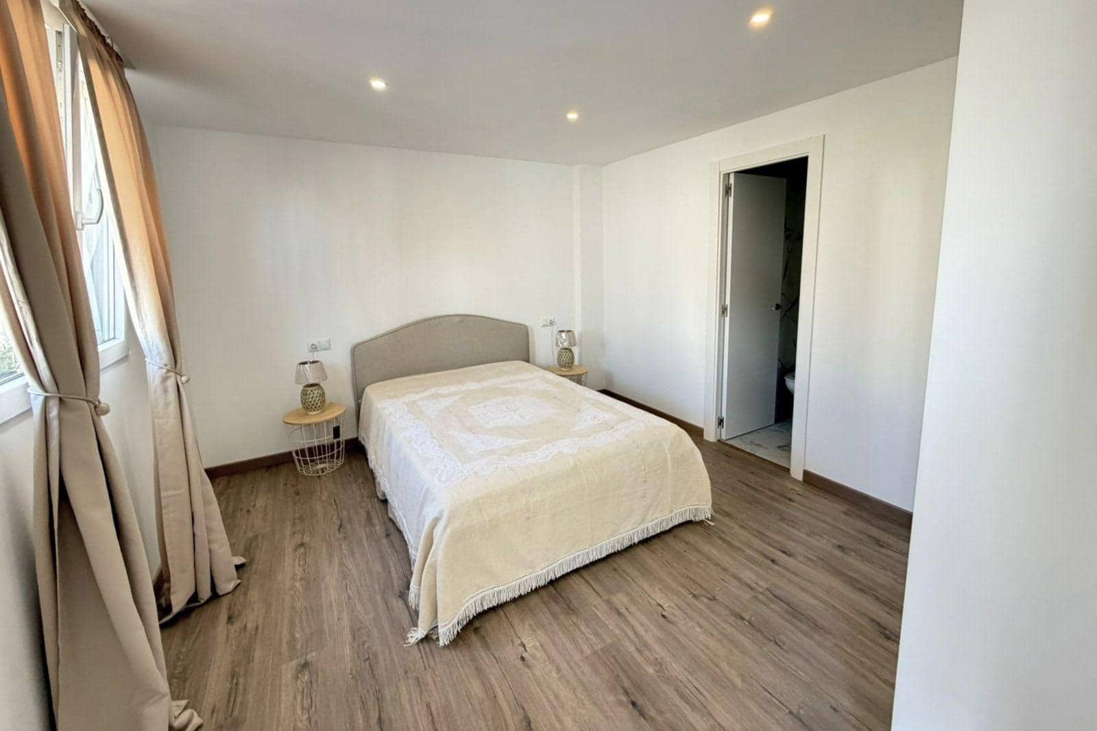 4 slaapkamer Rijtjeshuis te koop in Torrevieja met zwembad - € 369.000 (Ref: 9892333)