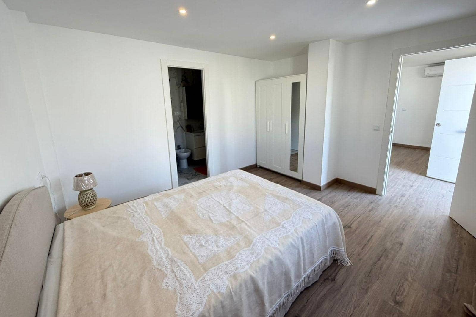 4 slaapkamer Rijtjeshuis te koop in Torrevieja met zwembad - € 369.000 (Ref: 9892333)