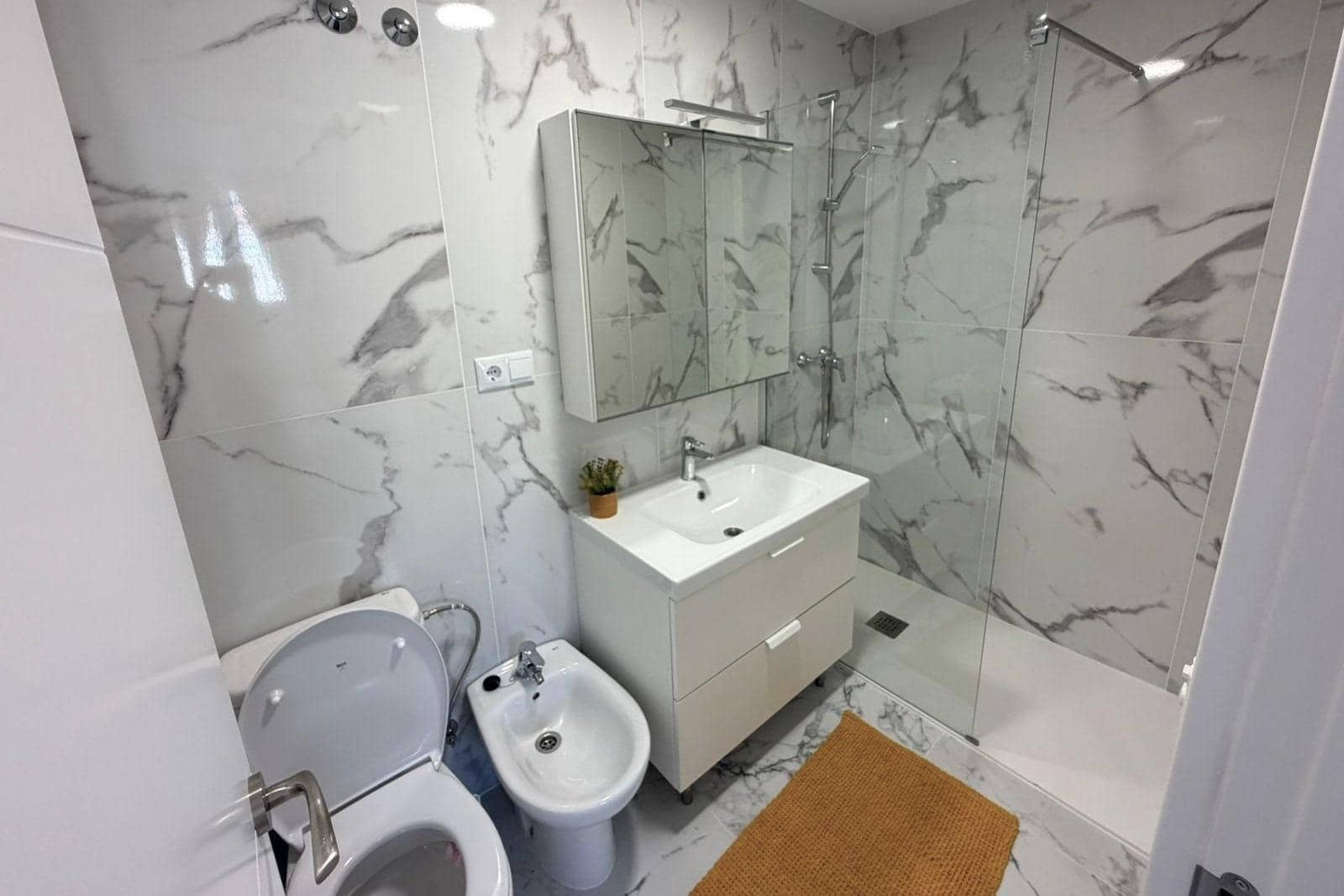 4 slaapkamer Rijtjeshuis te koop in Torrevieja met zwembad - € 369.000 (Ref: 9892333)