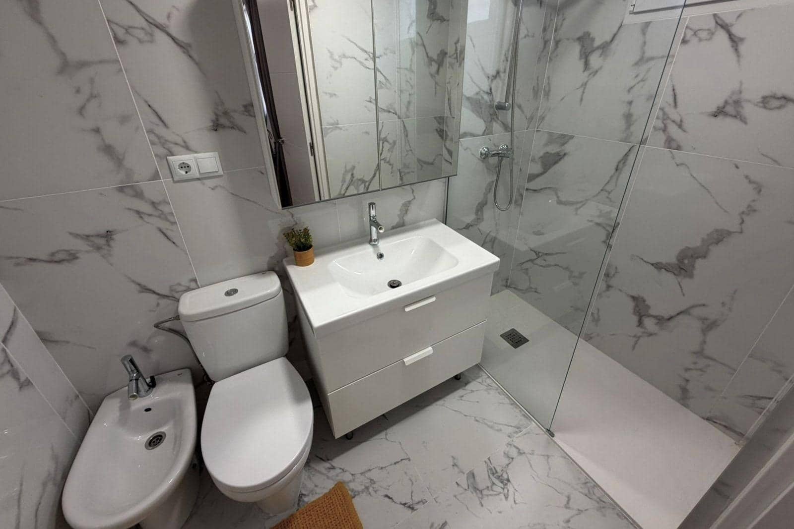 4 slaapkamer Rijtjeshuis te koop in Torrevieja met zwembad - € 369.000 (Ref: 9892333)