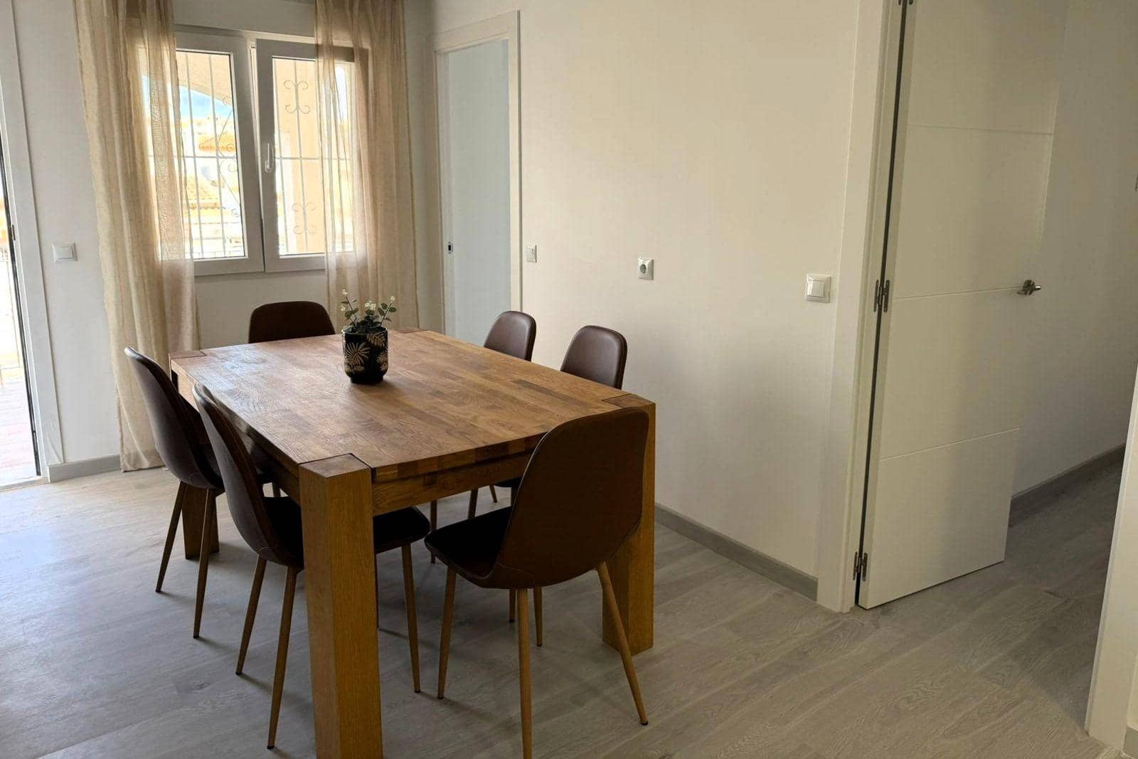 4 slaapkamer Rijtjeshuis te koop in Torrevieja met zwembad - € 369.000 (Ref: 9892333)