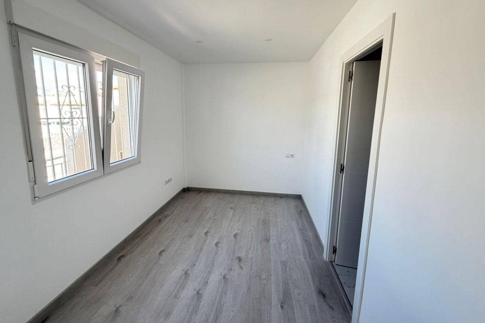 4 slaapkamer Rijtjeshuis te koop in Torrevieja met zwembad - € 369.000 (Ref: 9892333)