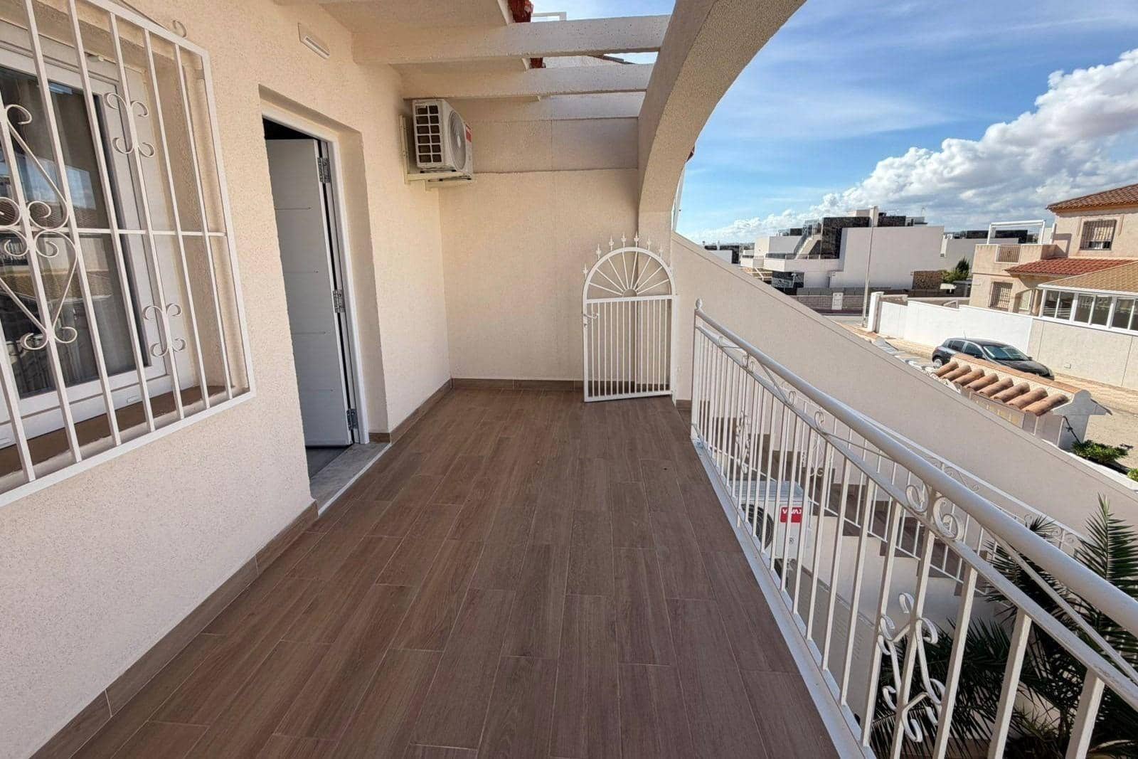 4 slaapkamer Rijtjeshuis te koop in Torrevieja met zwembad - € 369.000 (Ref: 9892333)