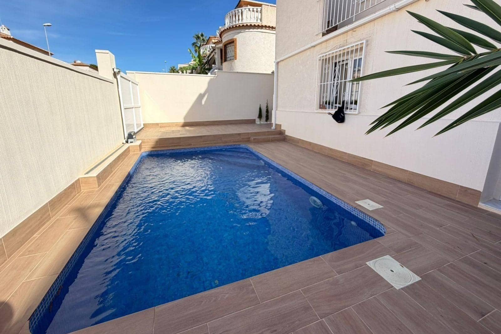 4 slaapkamer Rijtjeshuis te koop in Torrevieja met zwembad - € 369.000 (Ref: 9892333)