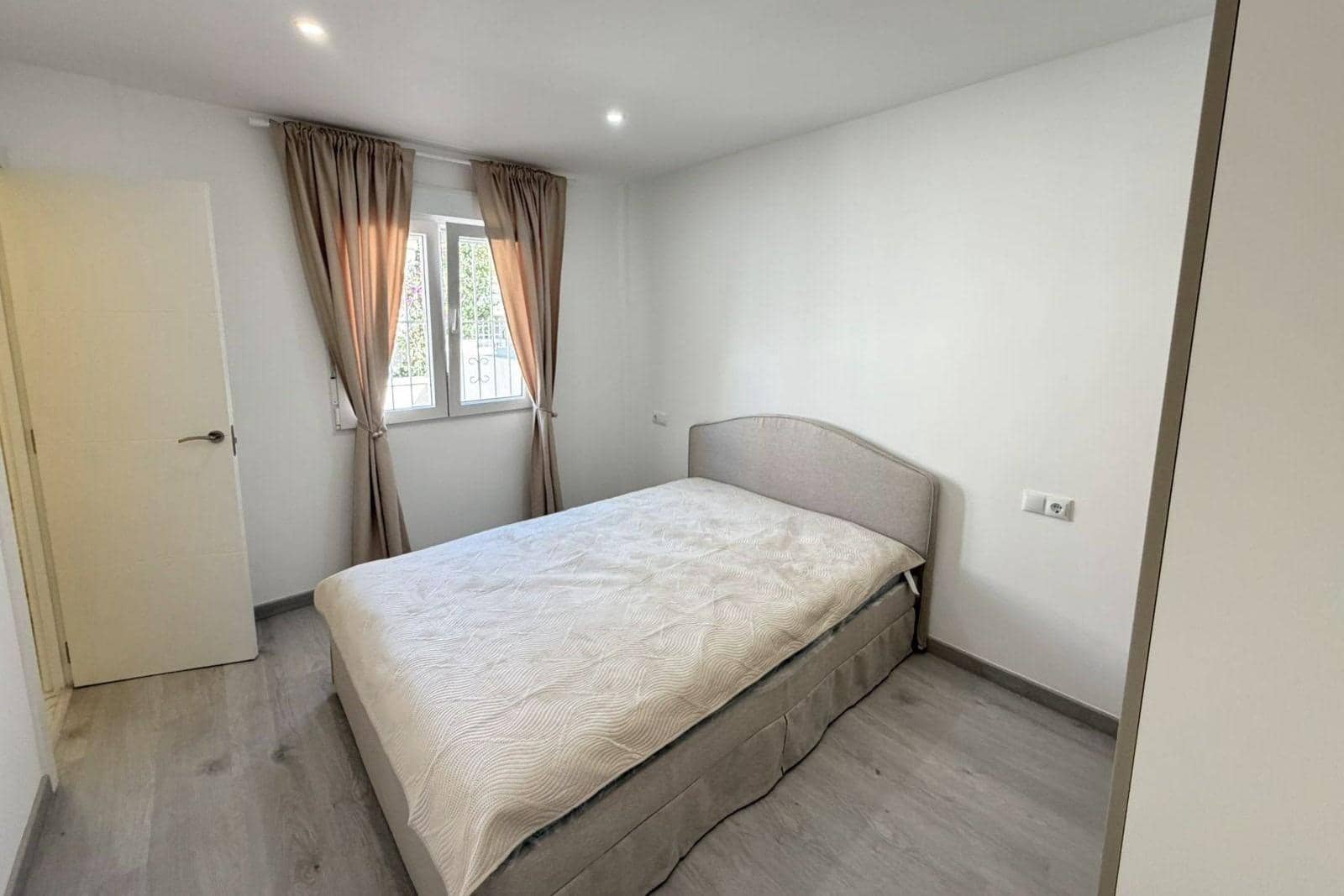 4 slaapkamer Rijtjeshuis te koop in Torrevieja met zwembad - € 369.000 (Ref: 9892333)