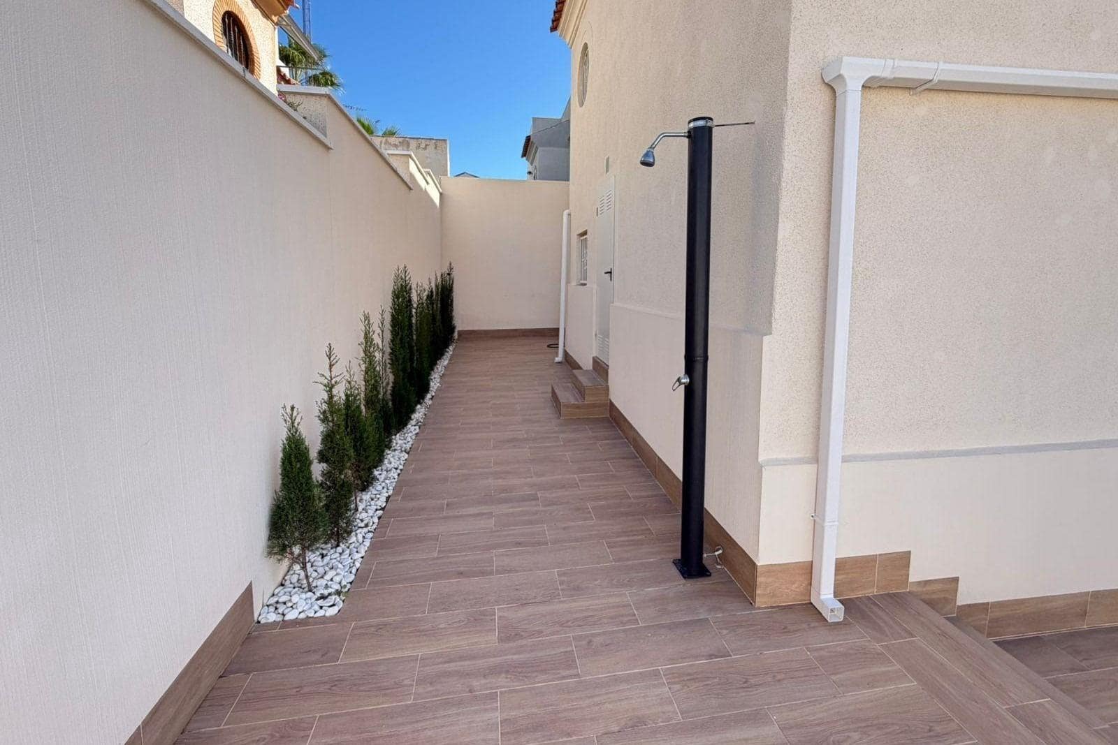 4 slaapkamer Rijtjeshuis te koop in Torrevieja met zwembad - € 369.000 (Ref: 9892333)