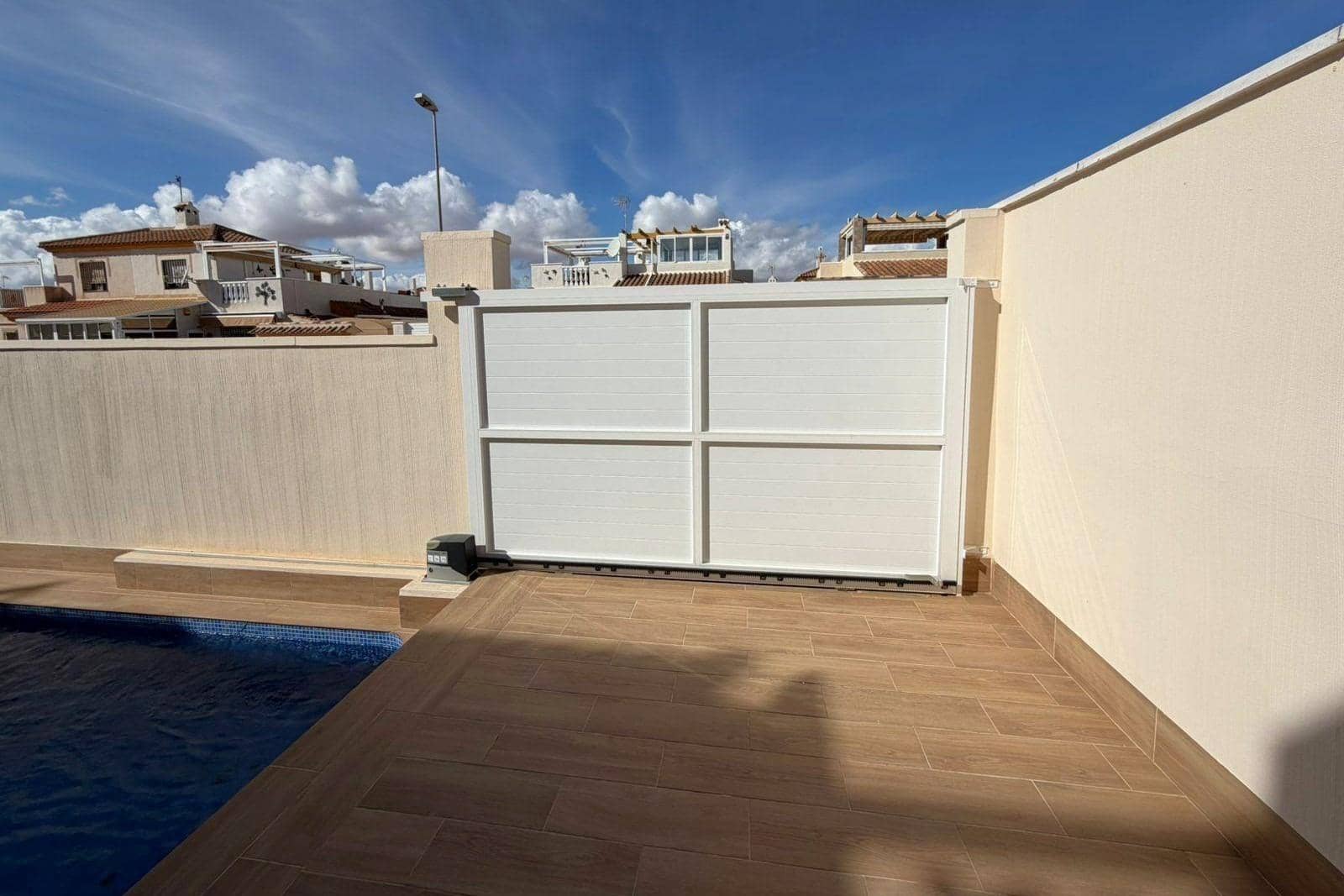 4 slaapkamer Rijtjeshuis te koop in Torrevieja met zwembad - € 369.000 (Ref: 9892333)